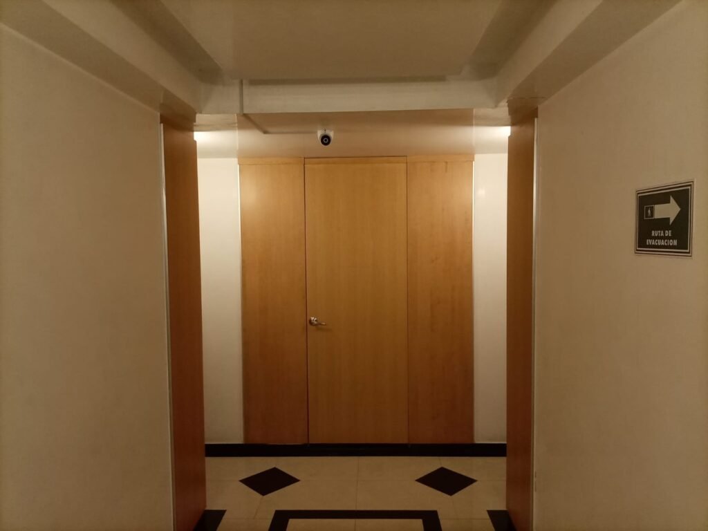 Cámara en pasillo de Hotel